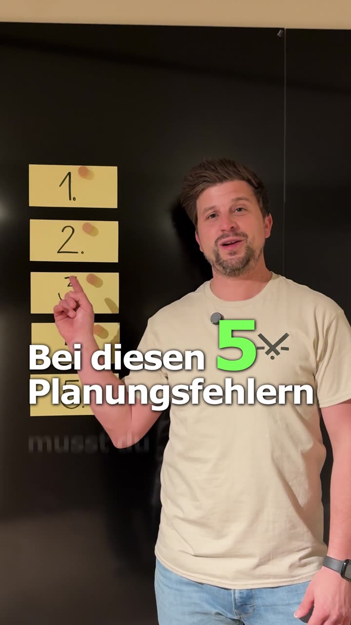 Vorschau: Geschäftsführer erklärt vor nummerierten Zetteln fünf Planungsfehler.