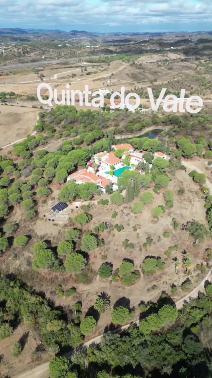 Vorschau: Drohnenaufnahme eines Anwesens in den Hügeln mit dem Titel Quinta do Vale.